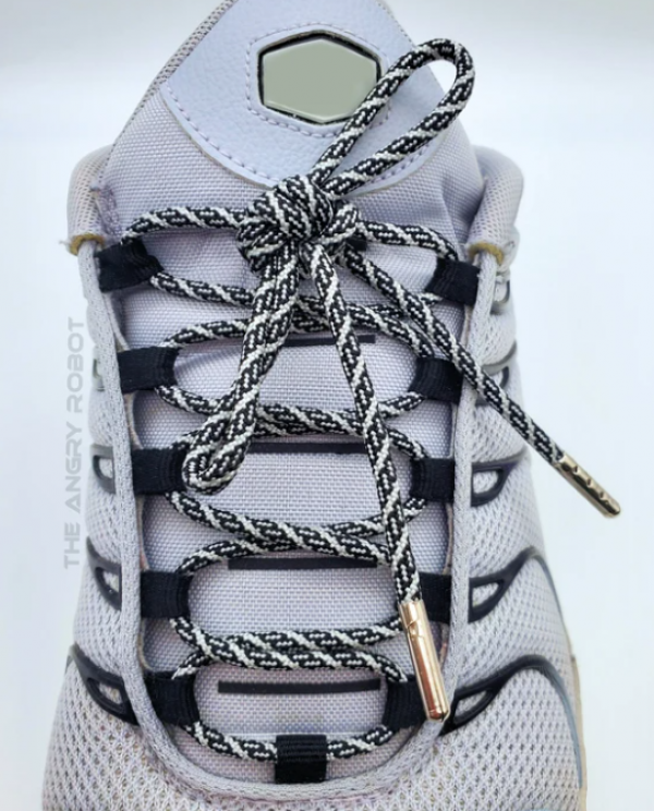 Sneaker dengan Detail Tali Paracord